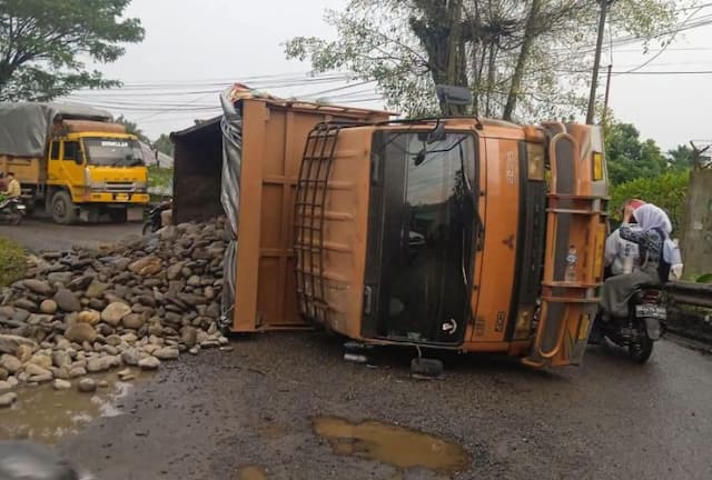 tiga_truk_terguling_di_jalan_diponegoro_binjai_dalam_sepekan