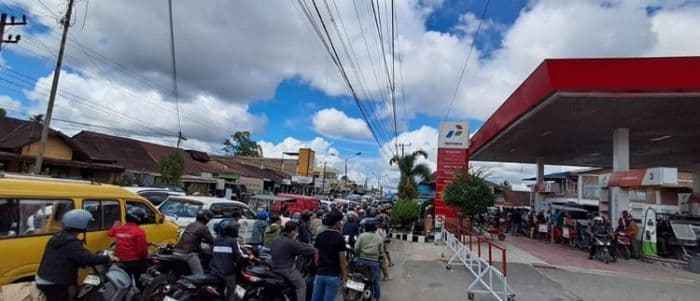 antre_lima_jam_lebih_di_spbu_pertamina_dan_pemkab_dairi_disorot_supir_keluhkan_kelangkaan_bbm
