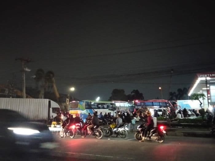 antrean_bbm_di_jalan_sm_raja_medan_mengular