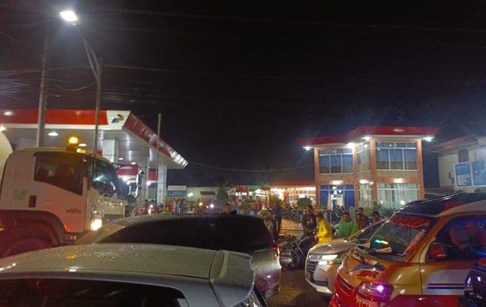 antrean_bbm_di_spbu_murni_teguh_siantar_bikin_macet_3_km_lalu_lintas_lumpuh_total