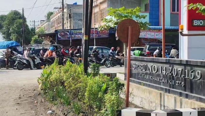 antrean_bbm_di_sejumlah_spbu_medan_mulai_berkurang_polisi_tetap_jaga_keamanan