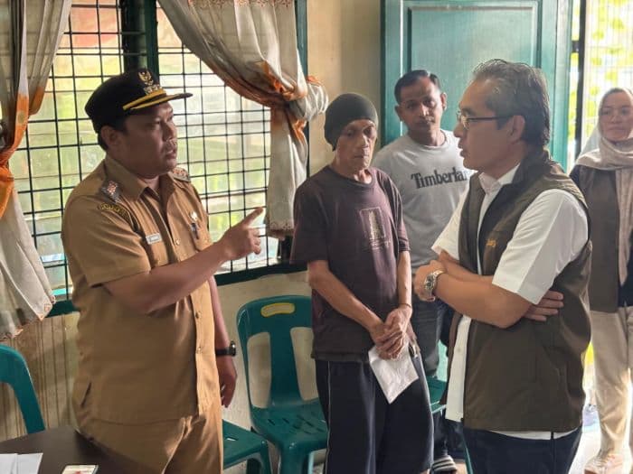 bulog_pantau_penyaluran_2269_ton_cadangan_pangan_untuk_korban_bencana_di_sumut