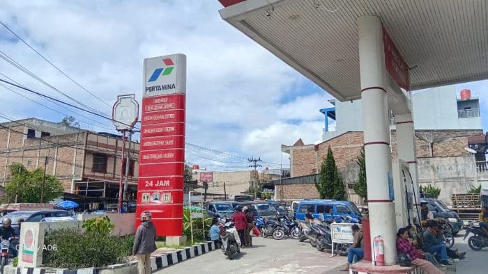 dampak_banjir_pengendara_rela_menunggu_berjamjam_demi_dapatkan_bbm_di_spbu_siborongborong