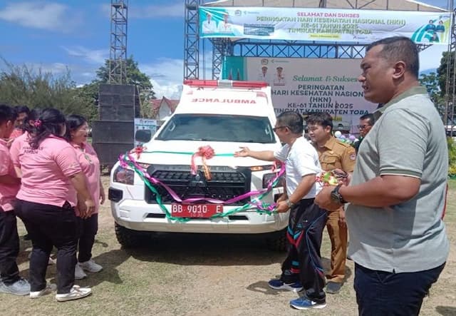 pemkab_toba_serahkan_ambulans_baru_untuk_puskesmas_borbor_dalam_peringatan_hkn_ke61