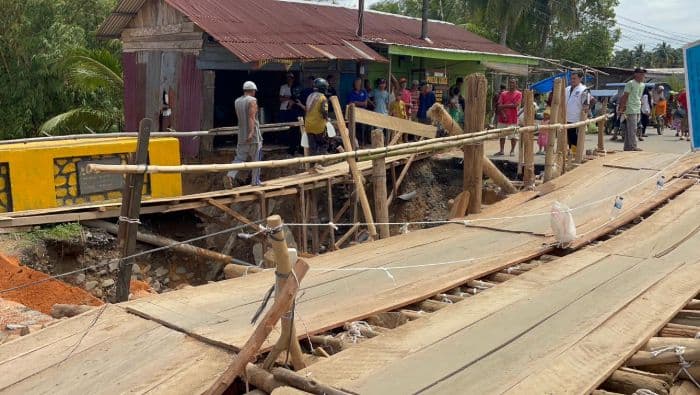 polda_sumut_bangun_jembatan_darurat_pulihkan_akses_pandankalangan_di_jalinsum_tapteng