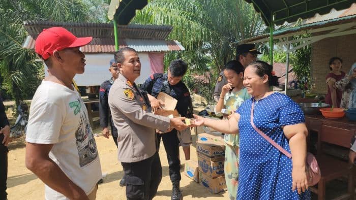 polres_langkat_salurkan_bantuan_sembako_ke_lima_titik_pengungsian_di_besitang