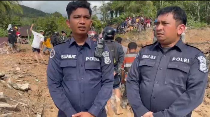 tempuh_12_jam_medan_ekstrem_personel_humas_polda_sumut_antar_logistik_dan_evakuasi_korban_banjirlongsor_sibolga