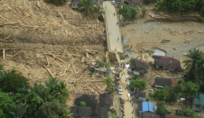 tumpukan_kayu_masih_penuhi_sungai_garoga_warga_menunggu_investigasi_pemerintah