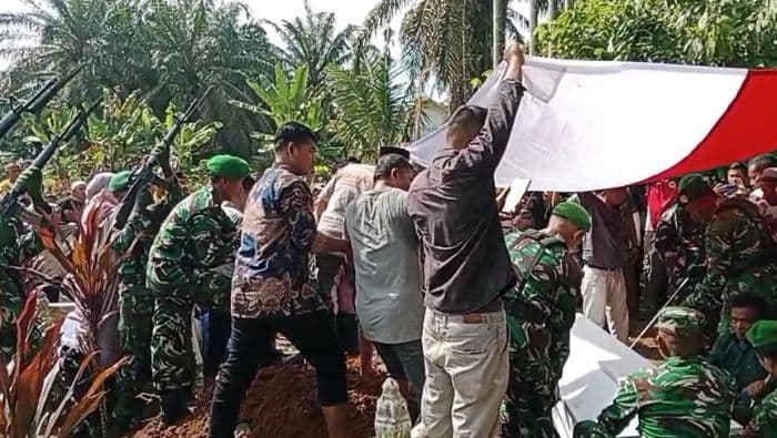 pratu_farkhan_dimakamkan_secara_militer_di_kampung_halaman_