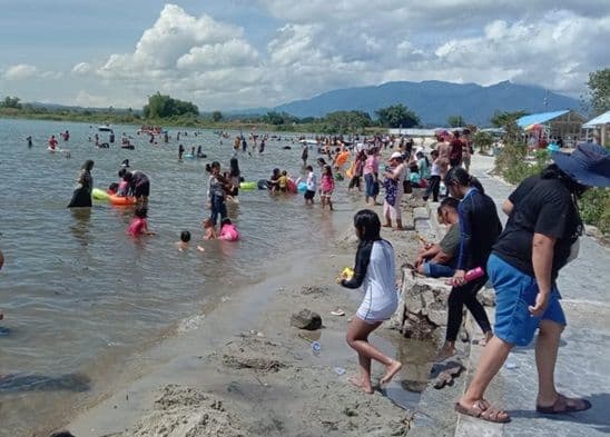 miliki_pantai_dangkal_pasir_putih_parparean_porsea_diminati_wisatawan_