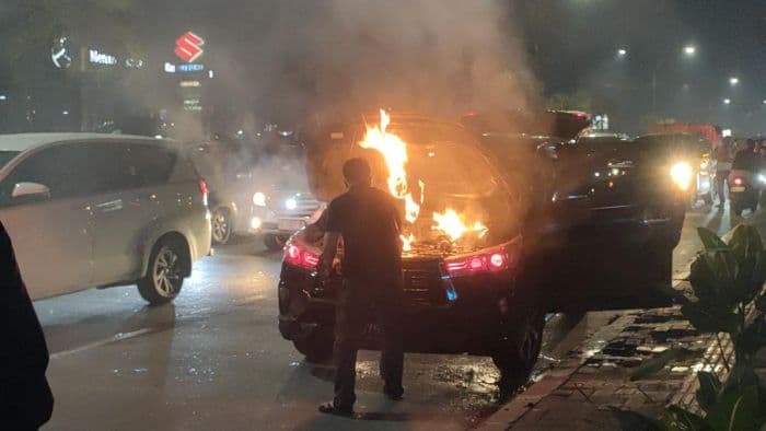 mobil_innova_reborn_terbakar_di_jalan_sm_raja_medan_ini_penyebabnya