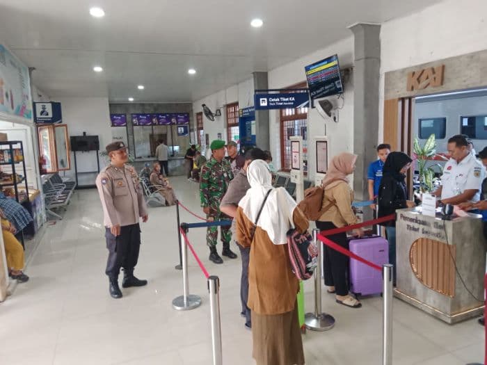 pengaman_arus_balik_nataru_personel_gabungan_siaga_di_stasiun_ka_tanjungbalai