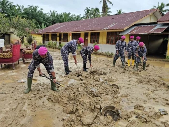 personel_yonif_8_marinir_bersihkan_fasilitas_umum_terdampak_banjir_di_aceh_tamiang