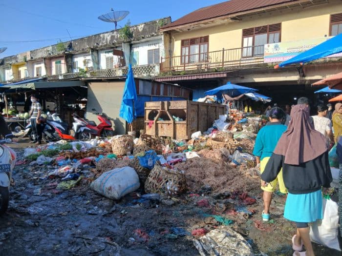 sampah_tak_diangkut_berharihari_pedagang_pasar_dwikora_pematangsiantar_resah