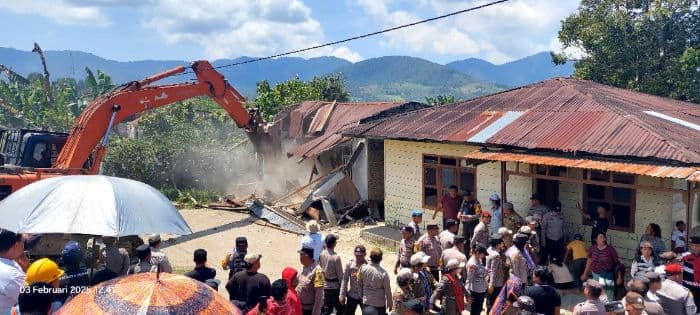 eskavator_robohkan_9_unit_rumah_di_siempat_nempu_dairi_keluarga_tergugat_menangis_histeris