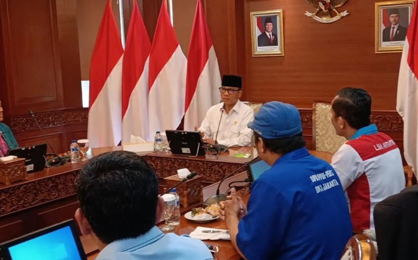 mendes_pdt_ajak_laporkan_kepala_desa_bobrok_yang_selewengkan_dana