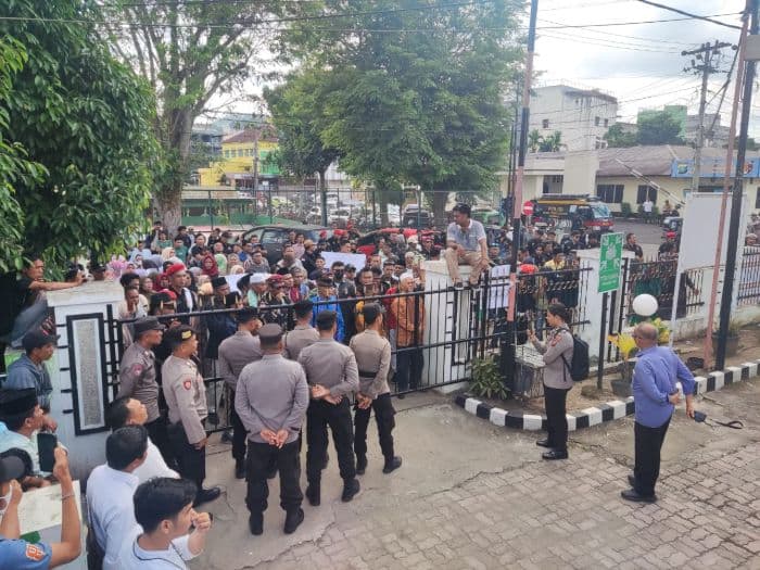 ratusan_warga_marancar_dan_sipirok_datangi_kantor_pn_padangsidimpuan