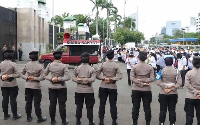ribuan_personel_gabungan_amankan_aksi_aliansi_honorer_r2_dan_r3_di_dpr