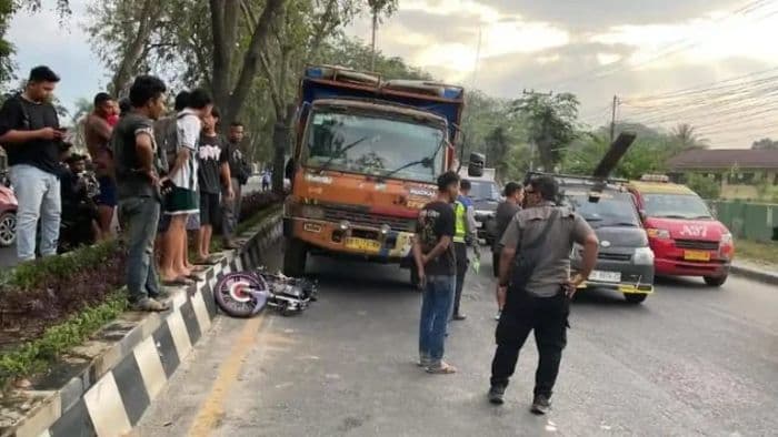 hindari_lubang_di_jalinsum_mahasiswa_tewas_dilindas_truk_fuso_di_lubuk_pakam