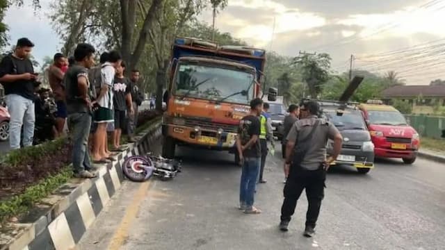 hindari_lubang_di_jalinsum_mahasiswa_tewas_dilindas_truk_fuso_di_lubuk_pakam