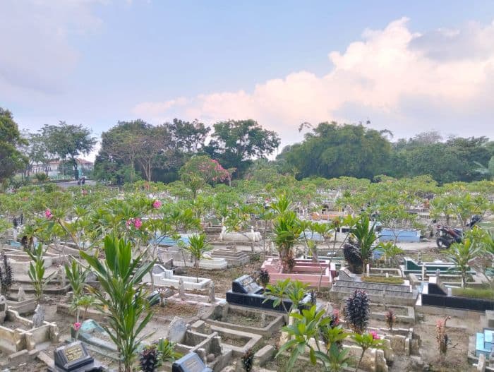 jelang_ramadhan_warga_bersihkan_pemakaman_muslim_di_lubuk_pakam