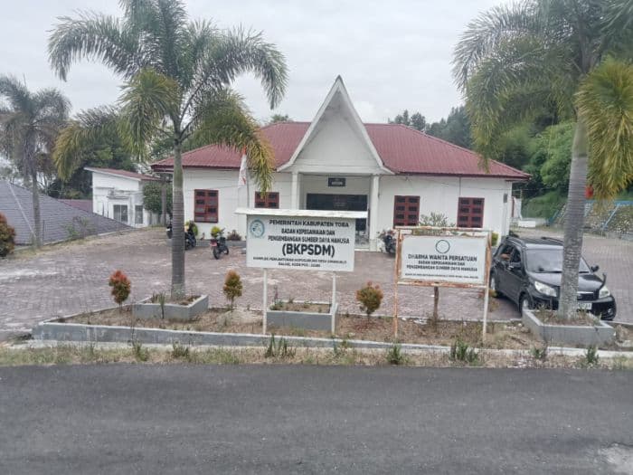 pelantikan_kepsek_sdsmp_di_toba_masih_belum_ada_kepastian