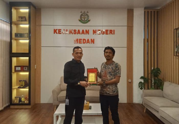 pindah_tugas_ke_kejati_dki_jakarta_dapot_dariarma_terima_cendera_mata_dari_forwakum_sumut