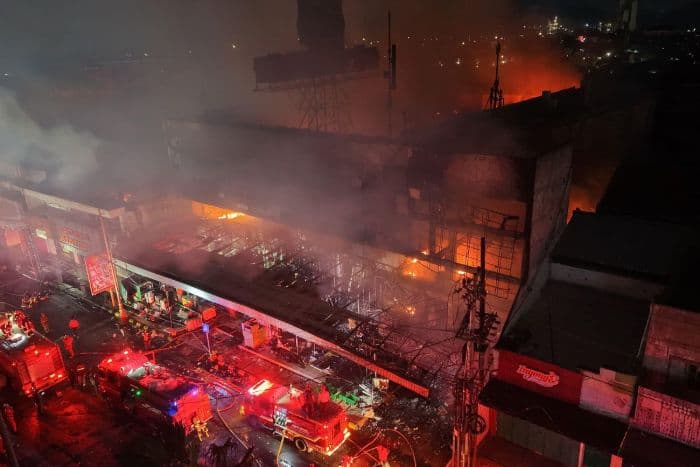 pusat_perbelanjaan_rita_pasaraya_di_cilacap_terbakar_damkar_masih_lakukan_pemadaman