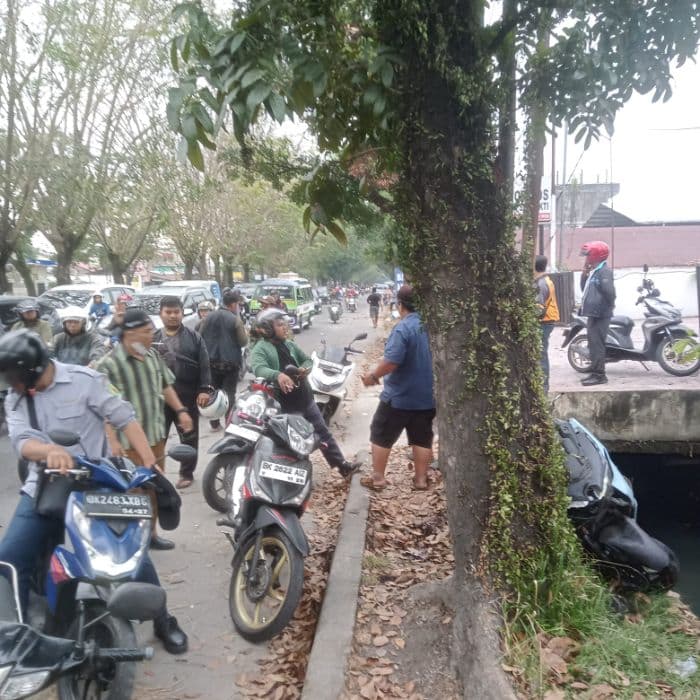 tukang_jamu_tewas_tabrak_pohon_di_ngumban_surbakti_medan