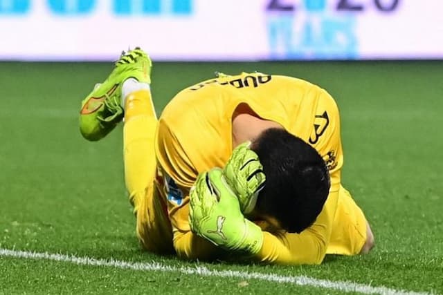 usai_terkena_flare_kiper_timnas_indonesia_emil_audero_akui_telinga_sakit_dan_lutut_terbakar