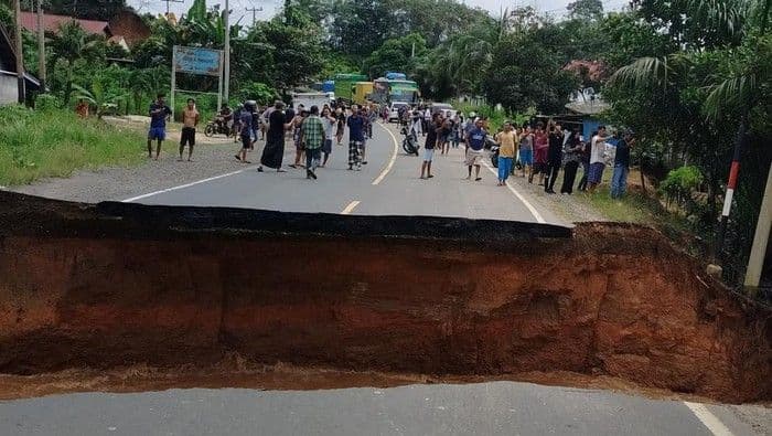 akses_jalan_sumbarjambi_terputus_akibat_jalan_amblas