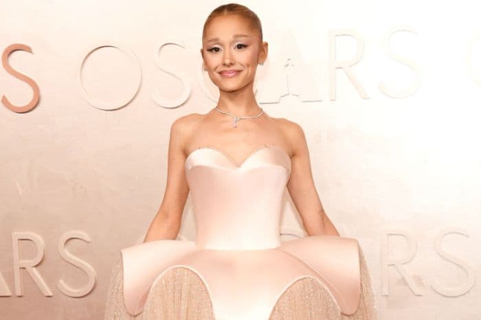 ariana_grande_pakai_gaun_bertabur_190000_kristal