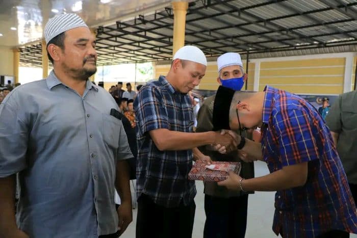 bupati_labura_salurkan_tali_asih_untuk_guru_mengaji_nazir_masjid_dan_bilal_mayit