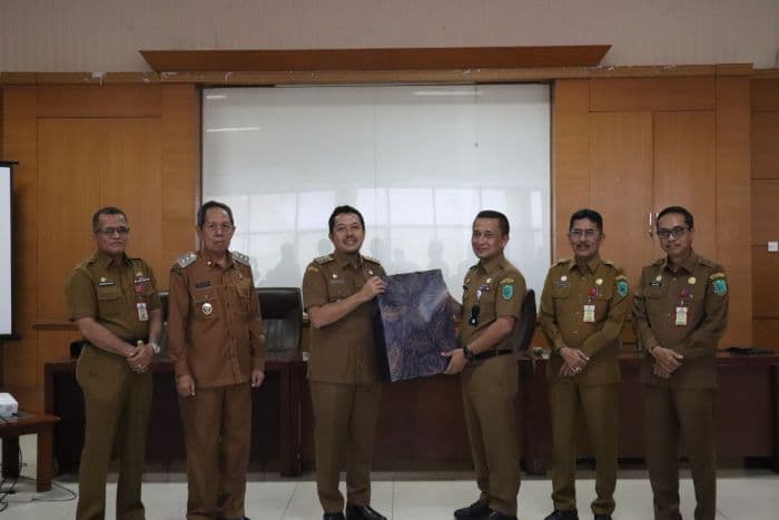 hari_pertama_kerja_penjabat_sertijab_dengan_bupati_paluta