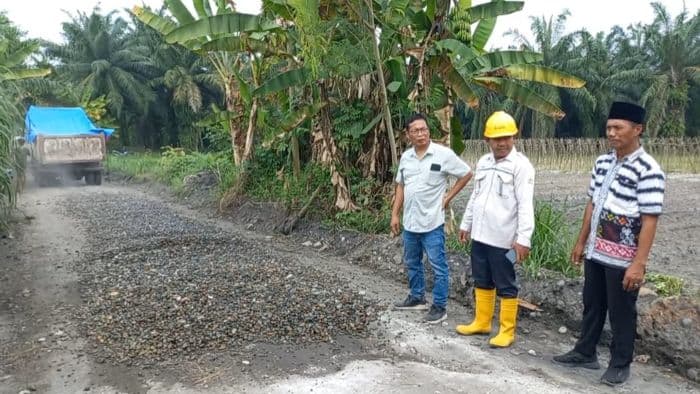 jalan_rusak_di_langkat_diperbaiki_dan_dipasang_lampu_penerangan