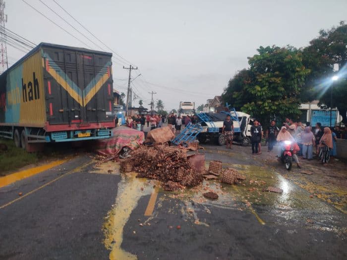 pikap_tabrak_truk_di_jalinsum_labusel_begini_kondisi_korban