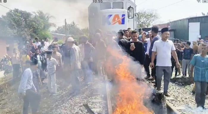 warga_lalang_bakar_rel_untuk_blokade_kereta_api_begini_respon_kai_