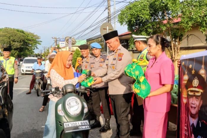 polres_batu_bara_dan_bhayangkari_bagikan_2000_paket_takjil_untuk_masyarakat