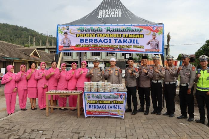 polres_tapteng_bagikan_300_paket_takjil_untuk_masyarakat_dan_pengendara_ramadan_2026