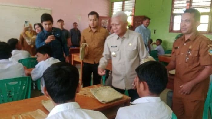 wakil_gubsu_tinjau_penyaluran_mbg_saat_bulan_puasa_di_smkn_1_portibi