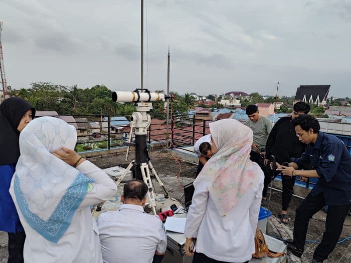 warga_medan_bisa_saksikan_gerhana_bulan_dengan_mata_telanjang