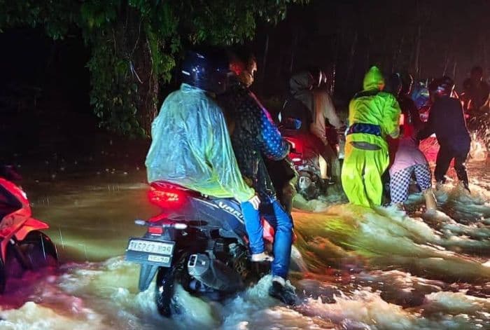 sejumlah_motor_mogok_saat_melewati_banjir_di_jalan_medan_tapian_dolok_