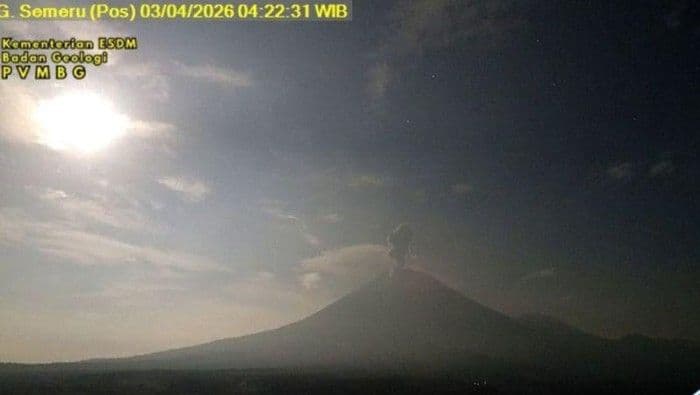 gunung_semeru_erupsi_empat_kali_kolom_abu_capai_1200_meter