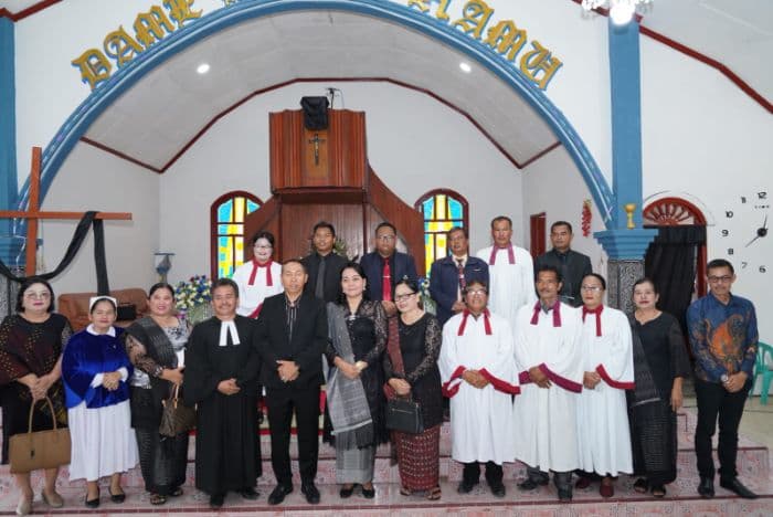 ibadah_jumat_agung_bupati_jtp_hutabarat_ajak_jemaat_gaungkan_wisata_rohani_salib_kasih_di_taput