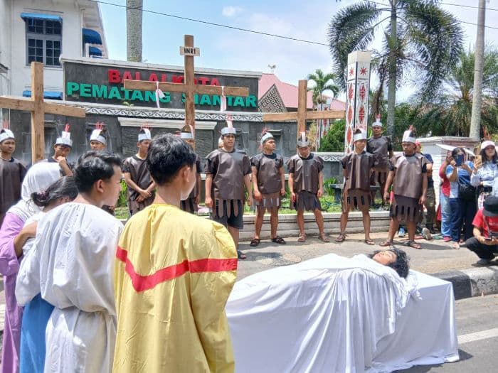 jumat_agung_di_pematangsiantar_ribuan_umat_menangis_saat_jalan_salib