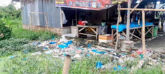 pengusaha_potong_ayam_di_indrayaman_talawi_buang_limbah_sembarangan_hingga_timbulkan_aroma_busuk