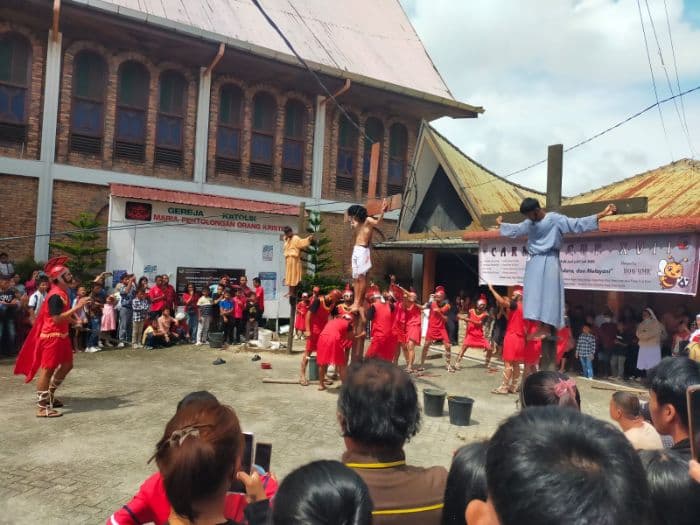 prosesi_jalan_salib_pukau_warga_dairi_romo_dony_malau_o_carm_tumbuhkan_kepercayaan_jangan_sedih