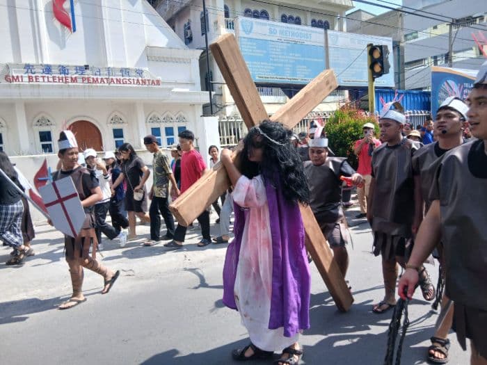 ribuan_umat_kristiani_pematangsiantar_gelar_prosesi_jalan_salib_dari_tugu_sangnaualuh