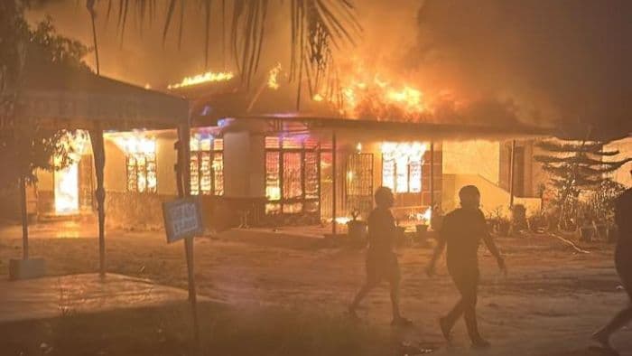 rumah_mantan_anggota_kpu_deli_serdang_di_pantai_labu_terbakar_empat_unit_sepeda_motor_hangus