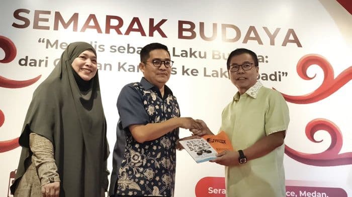 format_umsu_serahkan_memoar_teropong_ii_sofyan_tan_menulis_adalah_kemerdekaan